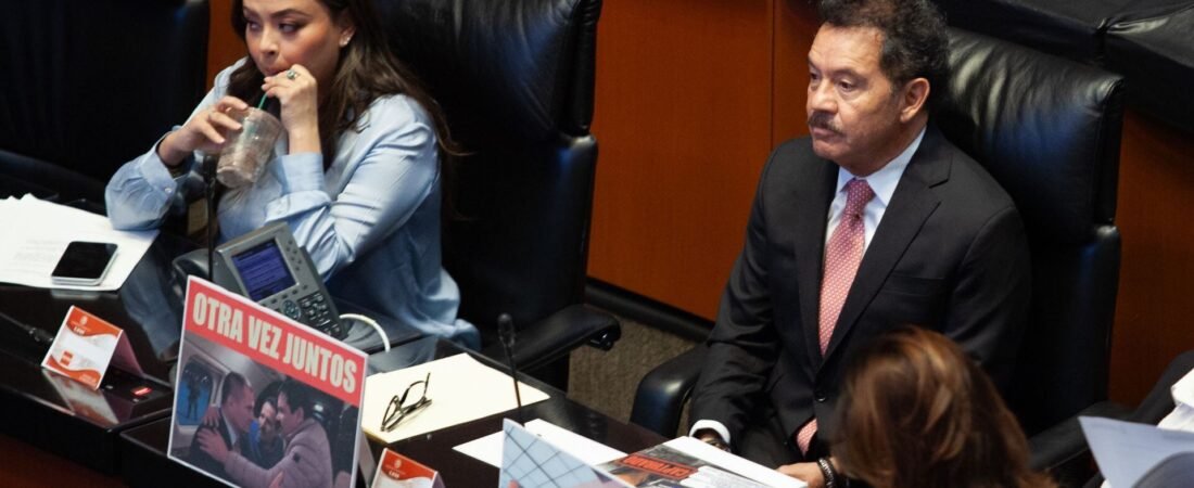 ‘Otra vez juntos’: Morena coloca fotos de Ernesto ‘N’, García Luna, ‘El Mayo’ y ‘El Chapo’ en el Congreso