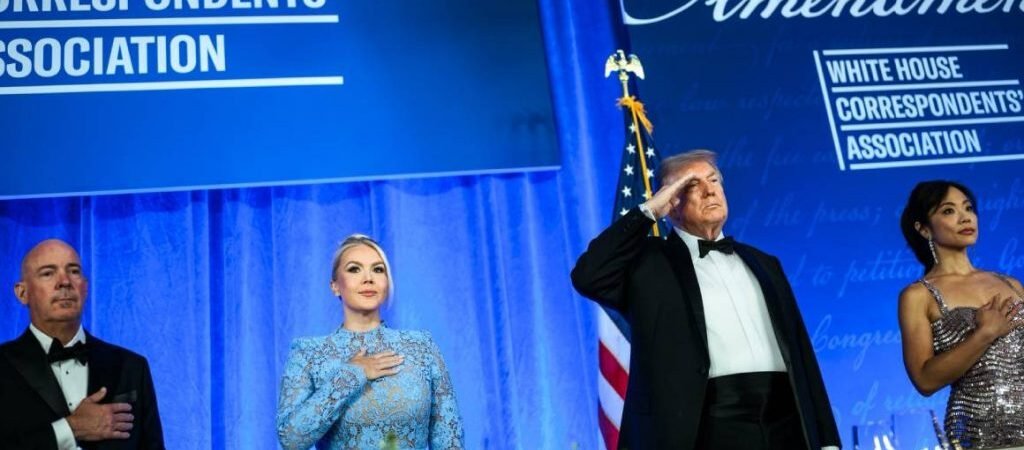 Tres meses después del atentado, Trump reaparece en la Cena de Corresponsales; vuelve a bromear con un tercer mandato