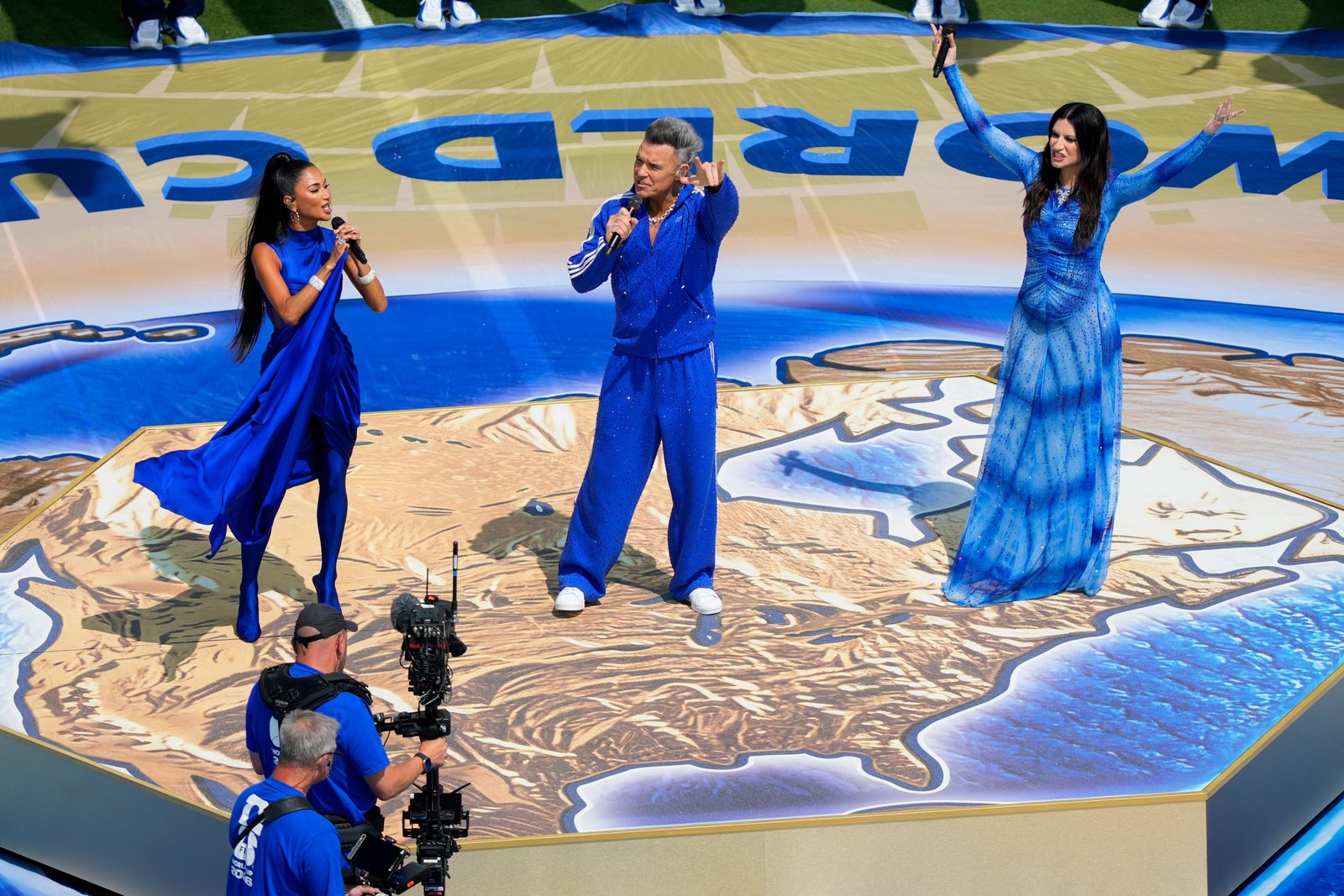 Nicole Scherzinger, Robbie Williams y Laura Pausini actuaron en la ceremonia de clausura. (Foto AP/Yuki Iwamura)