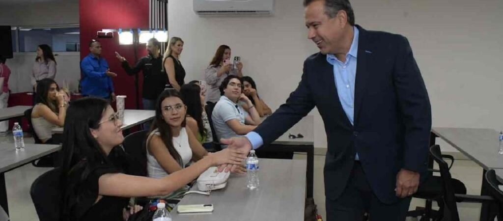 Toño Astiazarán destaca crecimiento económico de Hermosillo ante estudiantes de Universidad Vizcaya
