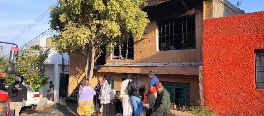 Hombre encierra a su esposa y prende fuego a su casa; Fiscalía investiga el caso