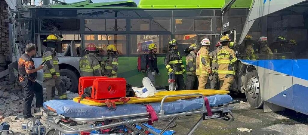 Choque entre autobús y camión urbano deja ocho lesionados; tres están graves
