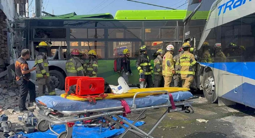 Choque entre autobús y camión urbano deja ocho lesionados; tres están graves