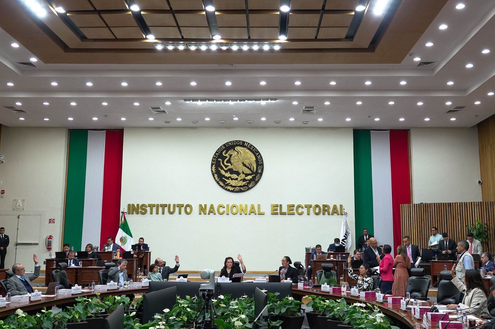 INE busca frenar anomalías en la elección de 2027: ¿Qué son las boletas planchadas?