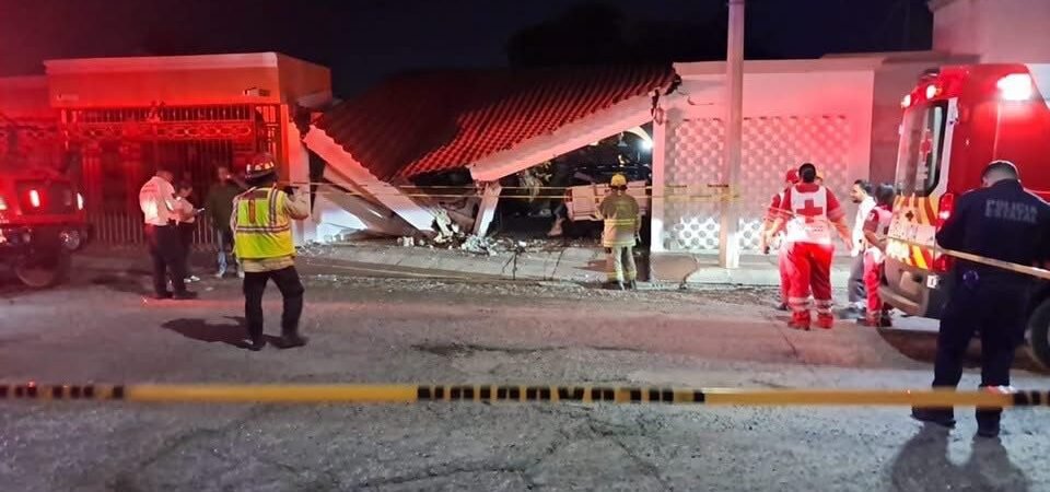 Conductor sufre crisis epiléptica y termina dentro de una vivienda en Hermosillo; cuatro vehículos resultan dañados