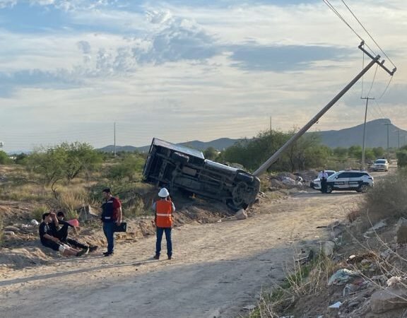 Camión repartidor vuelca tras chocar contra poste de la CFE al norte de Hermosillo; dos jóvenes resultan lesionados